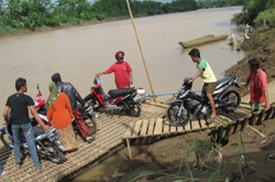 Empat Motor Hanyut di Mangunjaya