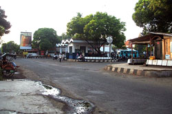 Jalan Depan Pasar Pangandaran Rusak Parah