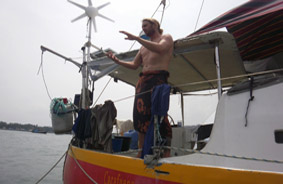 Kapal AS Berlindung di Laut Pangandaran