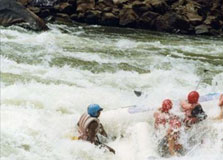 Memacu Adrenalin dengan Boby Rafting di Green Canyon