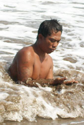 Mencari Harta Karun di Pesisir Pantai