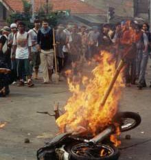 Motor Milik Pencuri dibakar di Cimerak