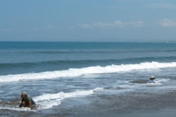Ngala Berkah Saat Bulan Puasa Di Pantai Pangandaran