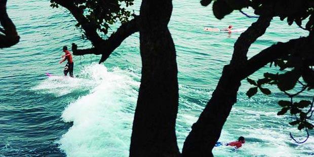 Pantai Batukaras, Surga Peselancar Pemula
