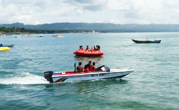 Pantai Pangandaran Masih Diserbu Wisatawan