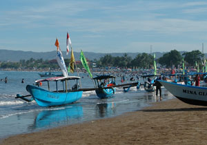 Pantai Pangandaran Ramai dikunjungi Wisatawan
