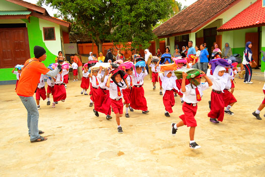 Ratusan Siswa SD Mengikuti Simulasi Bencana Gempa dan Tsunami