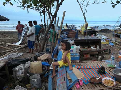 Pasca Musibah Angin Puting Beliung, Warga Bergotong Royong Membersihkan Puing