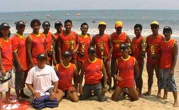 Pengunjung Membludak, Lifeguard Jaga Pantai 24 Jam