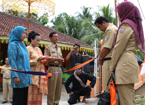 Tim Penilai Lomba Desa Disambut Upacara Adat