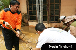 Warga Korban Banjir Cijulang Mulai Benahi Rumah