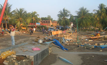 Warga Pesisir Batukaras Mengikuti Simulasi Tsunami