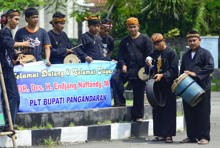 Warga Rayakan Pelantikan PJ Bupati Pangandaran