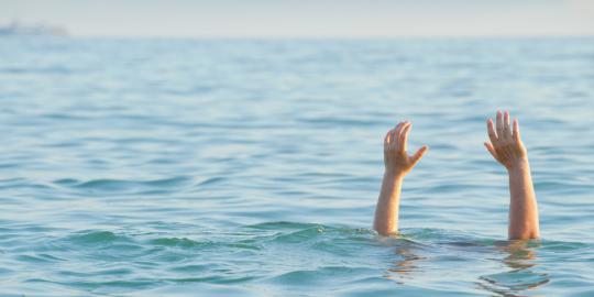 Wisatawan Ceburkan Diri ke Laut