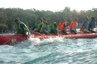 Serunya Naik Banana Boat di Pantai Timur Pangandaran