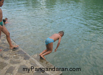 Berenang Di Dermaga Green Canyon