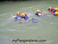 Asyiknya Body Rafting di Green Canyon