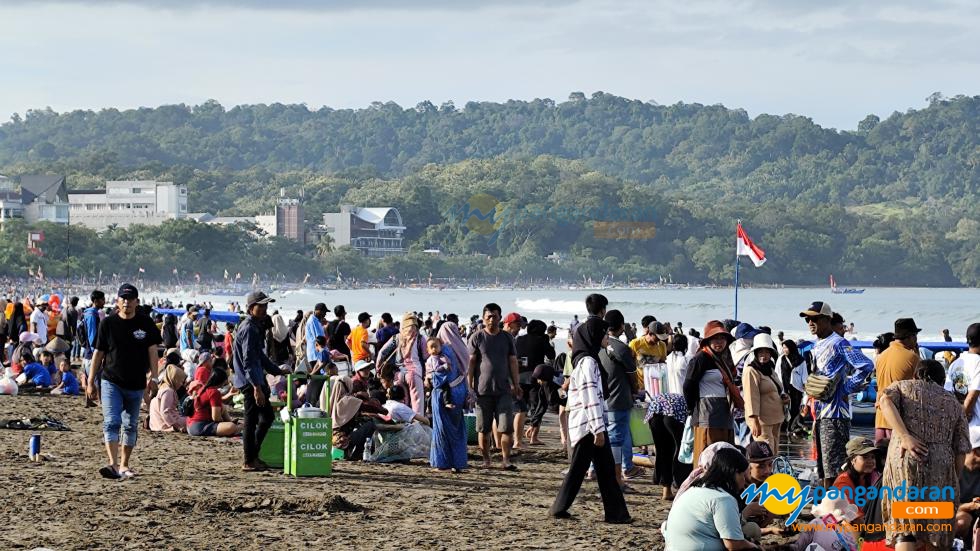 Weekend Terakhir April, Pantai Barat Pangandaran Dipenuhi Wisatawan