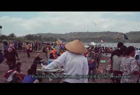 Ribuan Wisatawan Penuhi Pantai Pangandaran