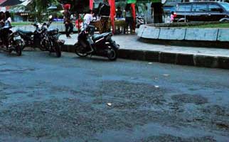jalan-jalan dipangandaran harus segera dibenahi