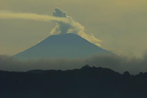 Gunung Slamet Berselimut Kabut Terlihat Dari Pangandaran