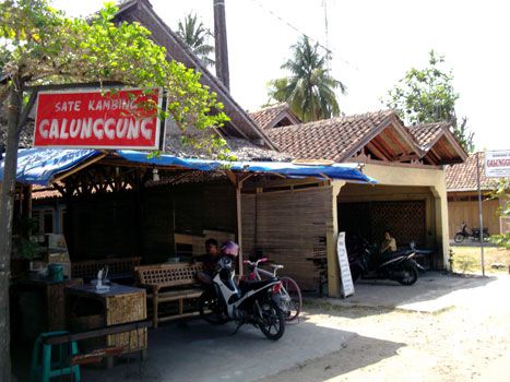 Makan Sate Galunggung Jangan Nanggung-Nanggung