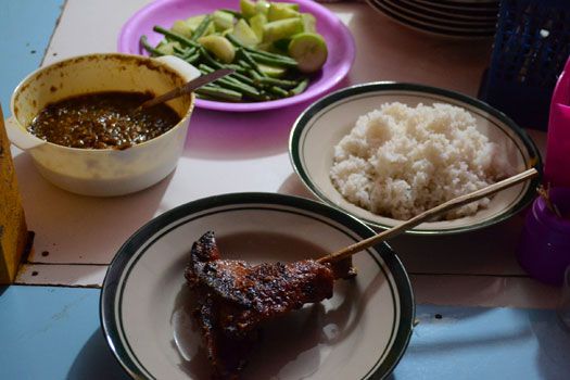 Menikmati Ayam Bakar Nyonya Pangandaran