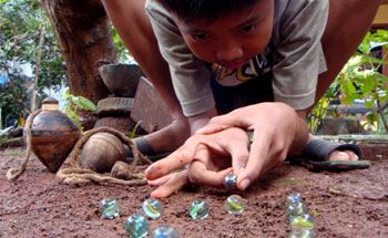 Permainan Anak-Anak Yang Semakin Jarang Dimainkan di Pangandaran 