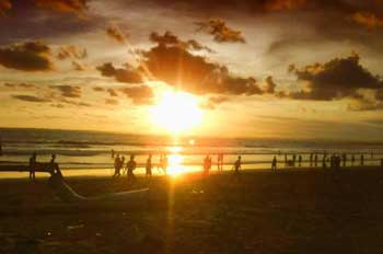 Berburu Eksotisme Sunset di Pantai Barat Pangandaran