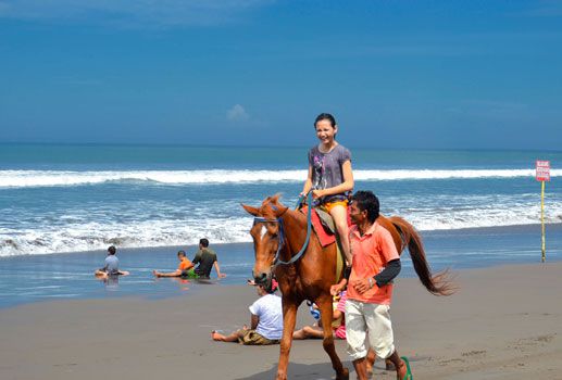 Serunya Menikmati Pantai Pangandaran Dari Atas Kuda