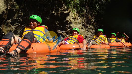 Serunya Water Tubing di Green Canyon