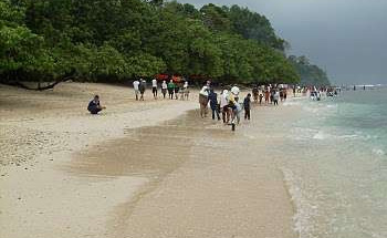 Asyiknya Long Weekend di Pantai Pangandaran, Jawa Barat