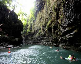 Kecantikan Green Canyon di Pangandaran 