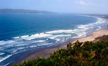 Nikmati Pasir Hitam & Putih di Pangandaran