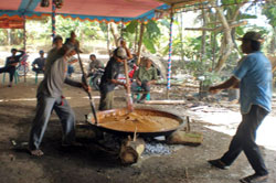 Pembuatan Dodol Pangandaran Simbol Gotong Royong Antar Warga