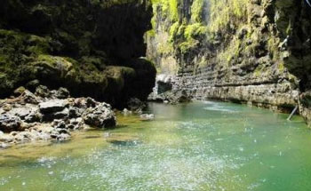 Pesona Sungai dengan Sedikit Jeram di Green Canyon