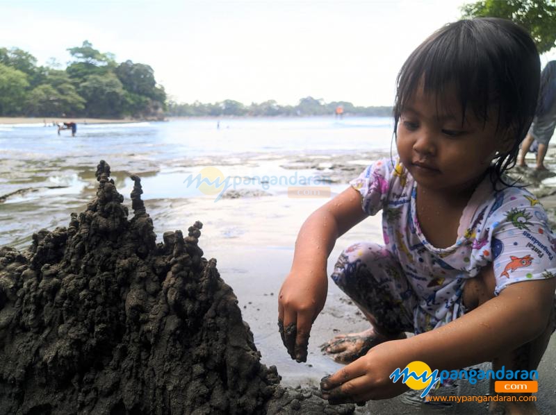 Ajak Anak Bermain Pasir di Pantai Pangandaran, Ada Manfaatnya Loh