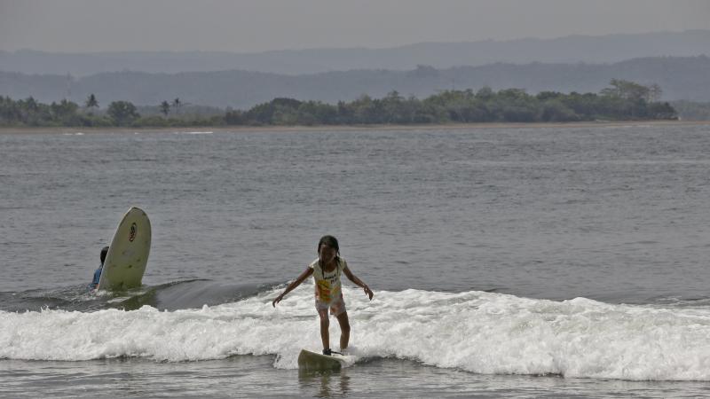 Asiknya Belajar Surfing di Pantai Batukaras Pangandaran