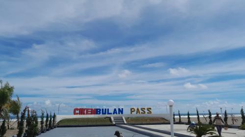 Cikembulan Pass Pangandaran: Transformasi dari Kawasan Kumuh menjadi Tempat Nongkrong Populer dengan Pemandangan Sunset yang Memikat