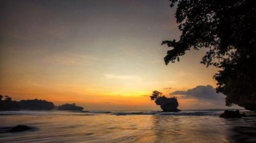 Hanya 30 Kilometer dari Kota Pangandaran, Ini Keunggulan Menikmati Senja di Pantai Madasari