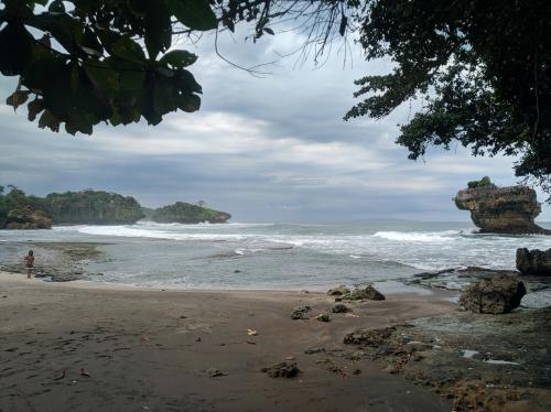 Hilangkan Stress dengan Healing di Pantai Madasari Pangandaran