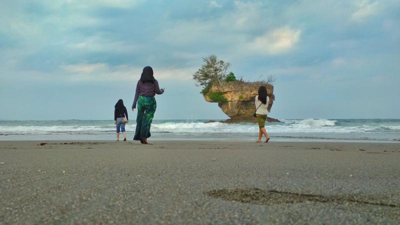 Indahnya Pemandangan Batu Karang di Pantai Madasari