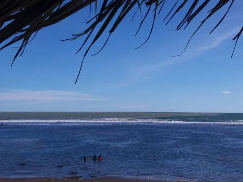 Melihat Fenomena Laut Dua Warna di Pantai Karapyak Pangandaran