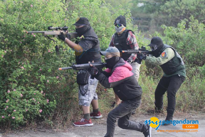 Mengenal Airsoft " Perang-perangan" yang sedang di Gandrungi  di Pangandaran.