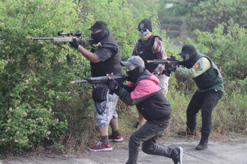 Mengenal Airsoft " Perang-perangan" yang sedang di Gandrungi  di Pangandaran.