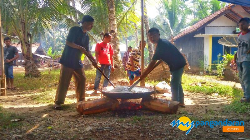 Mengintip Proses Pembuatan Dodol di Pangandaran