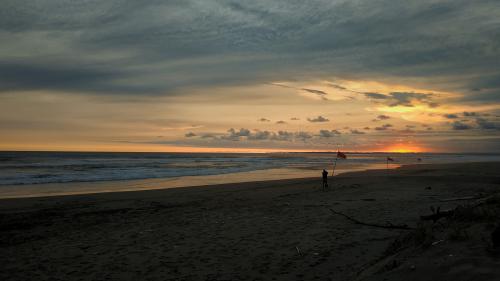 Menikmati Indahnya Panorama Sunset di Kampung Turis