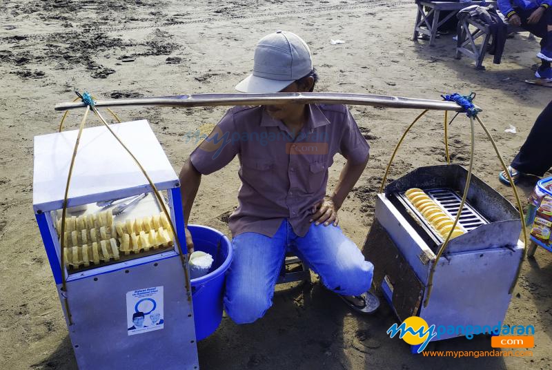 Menikmati Pagi di Pangandaran Bersama Sebaris Kue Bandros