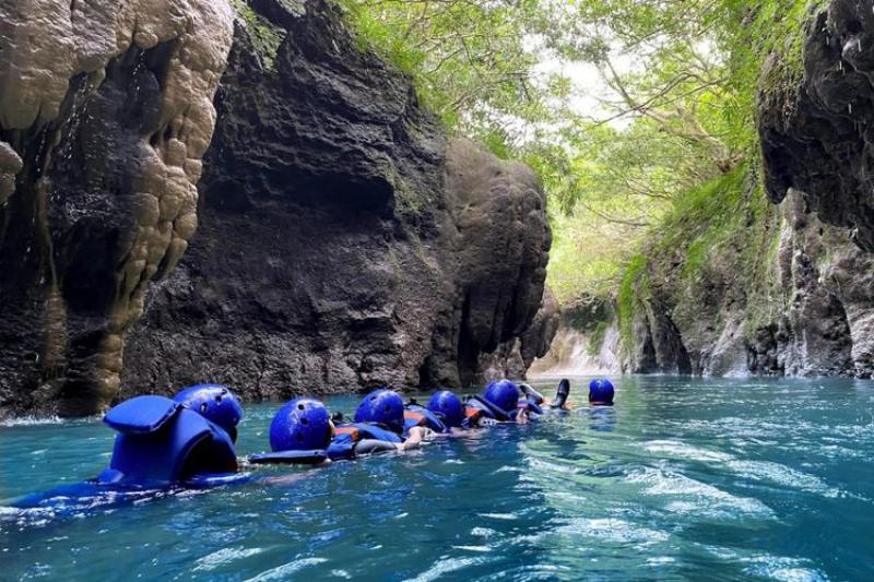 Menikmati Petualangan di Sungai Ciwayang Pangandaran: Pengalaman Aman Berkeliling Sungai untuk Si Kecil