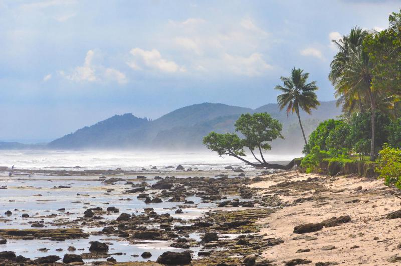 Nikmati Suasana Indah Pantai Karapyak Saat Liburan ke Pangandaran, Gradasi Warna Laut yang Memukau